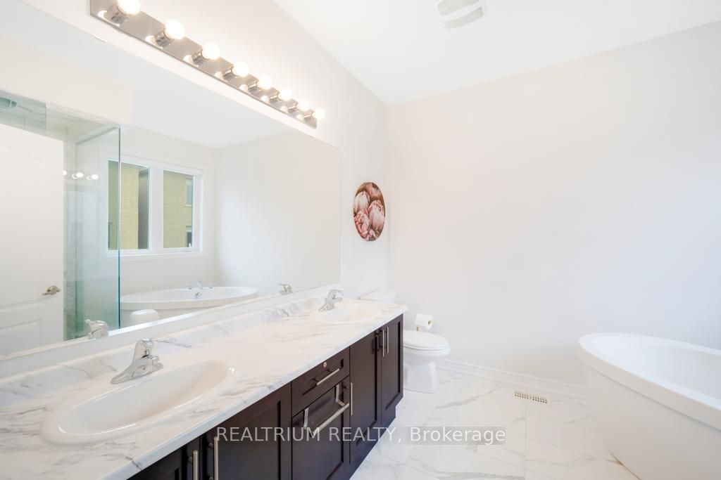 64 Falconridge Terr