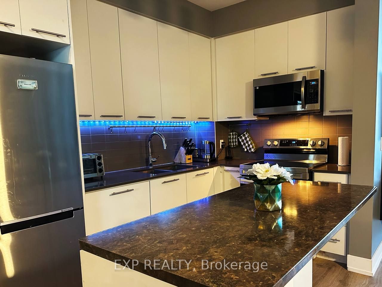 9471 Yonge Street, #213