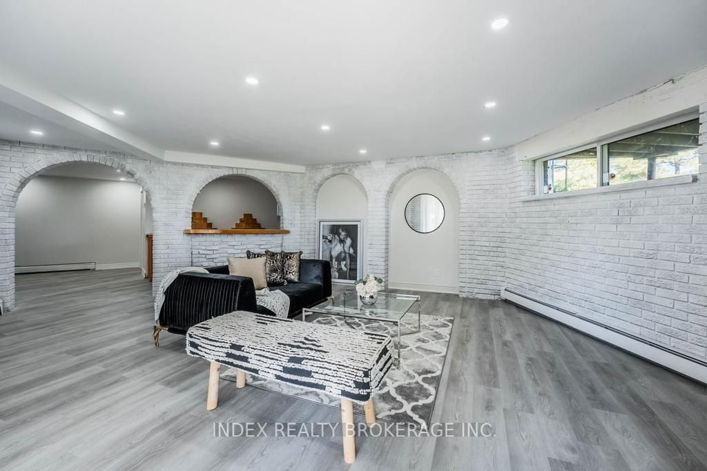 15295 11th Concession