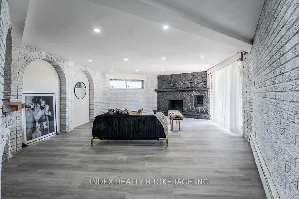 15295 11th Concession
