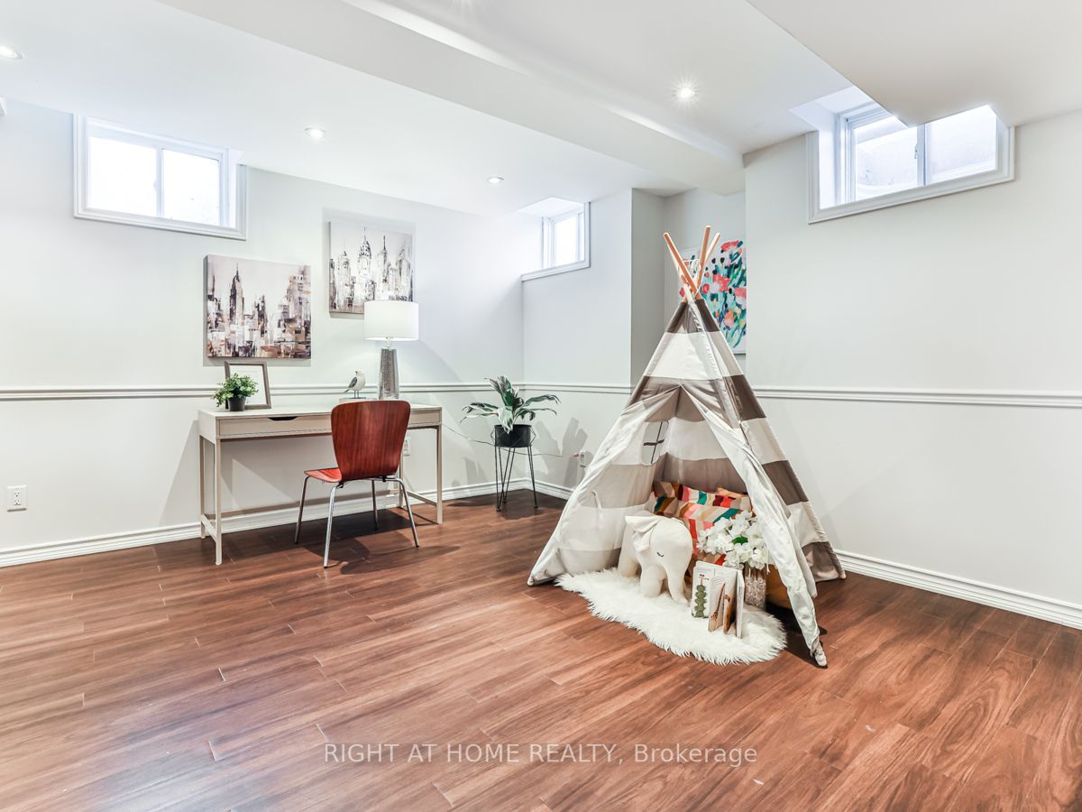 50 Mansard Dr
