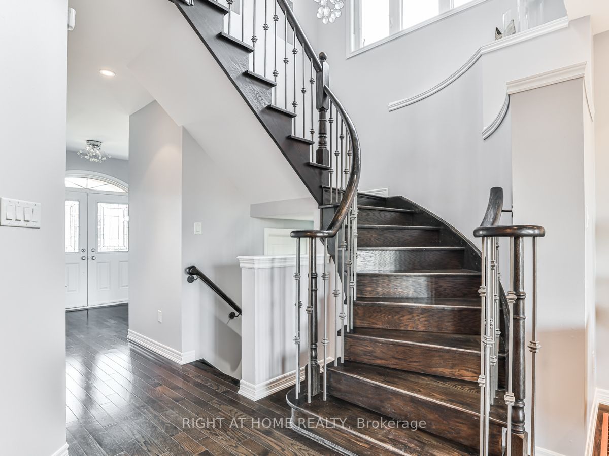 50 Mansard Dr
