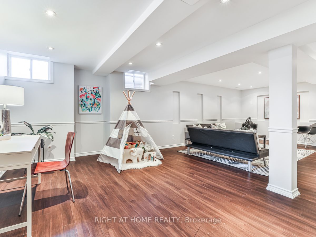 50 Mansard Dr