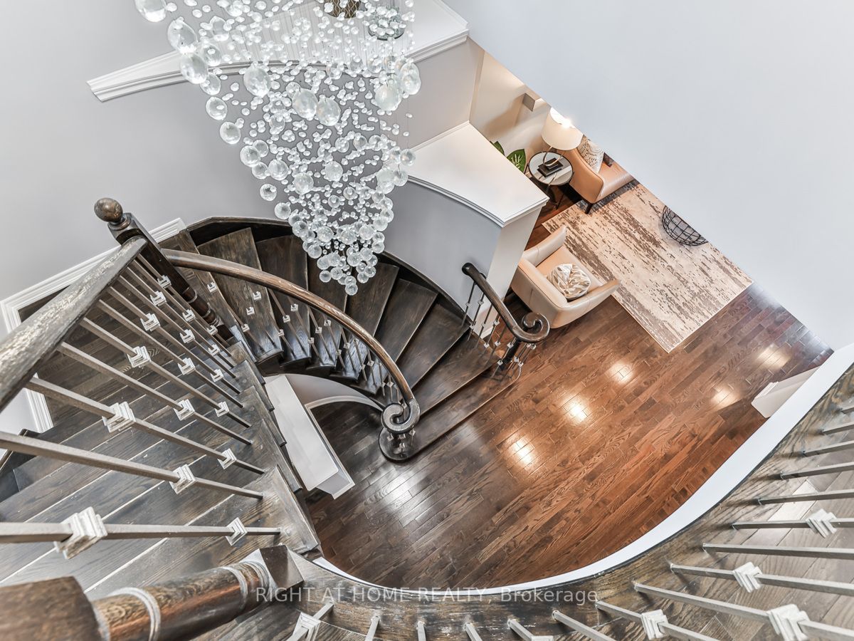 50 Mansard Dr