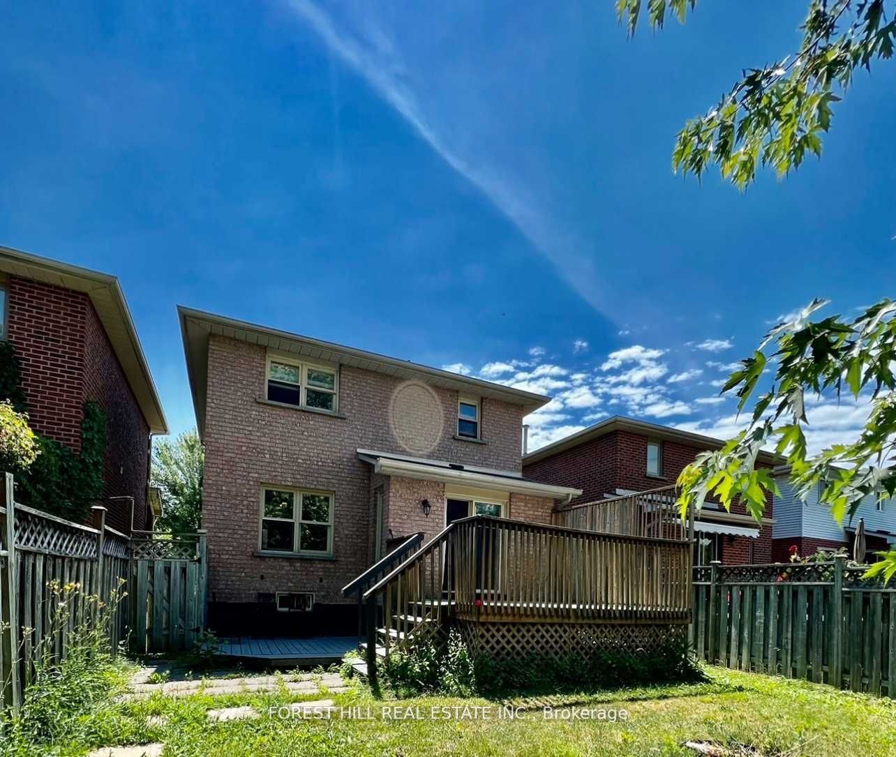 393 Pickering Cres