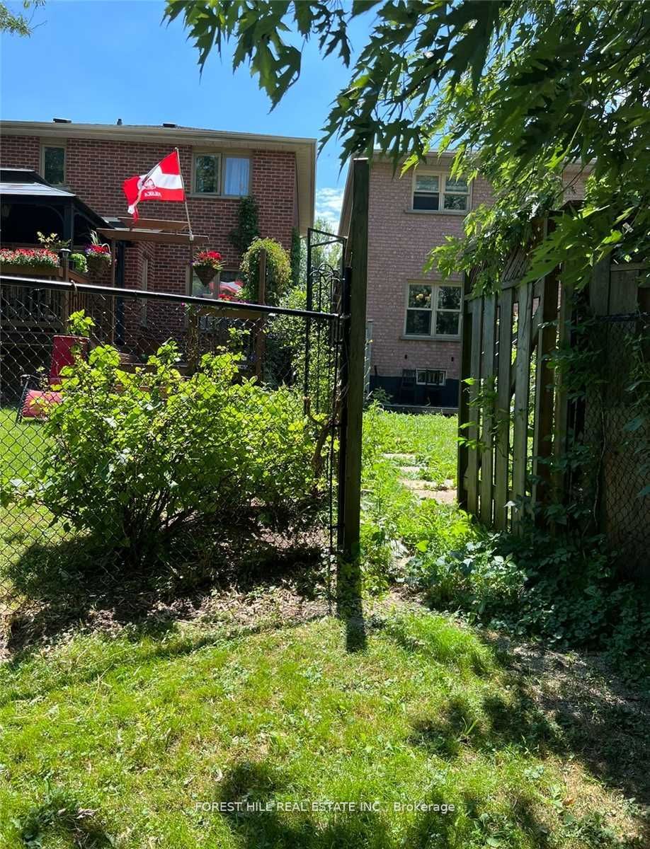393 Pickering Cres