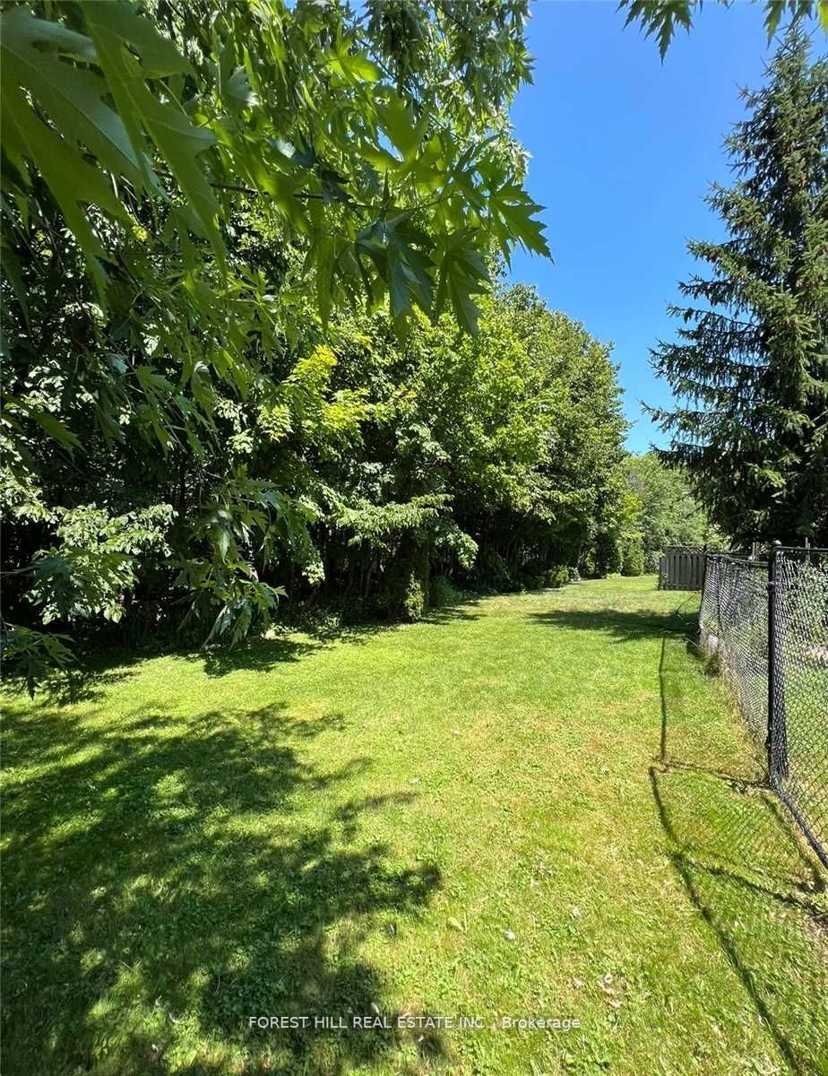393 Pickering Cres