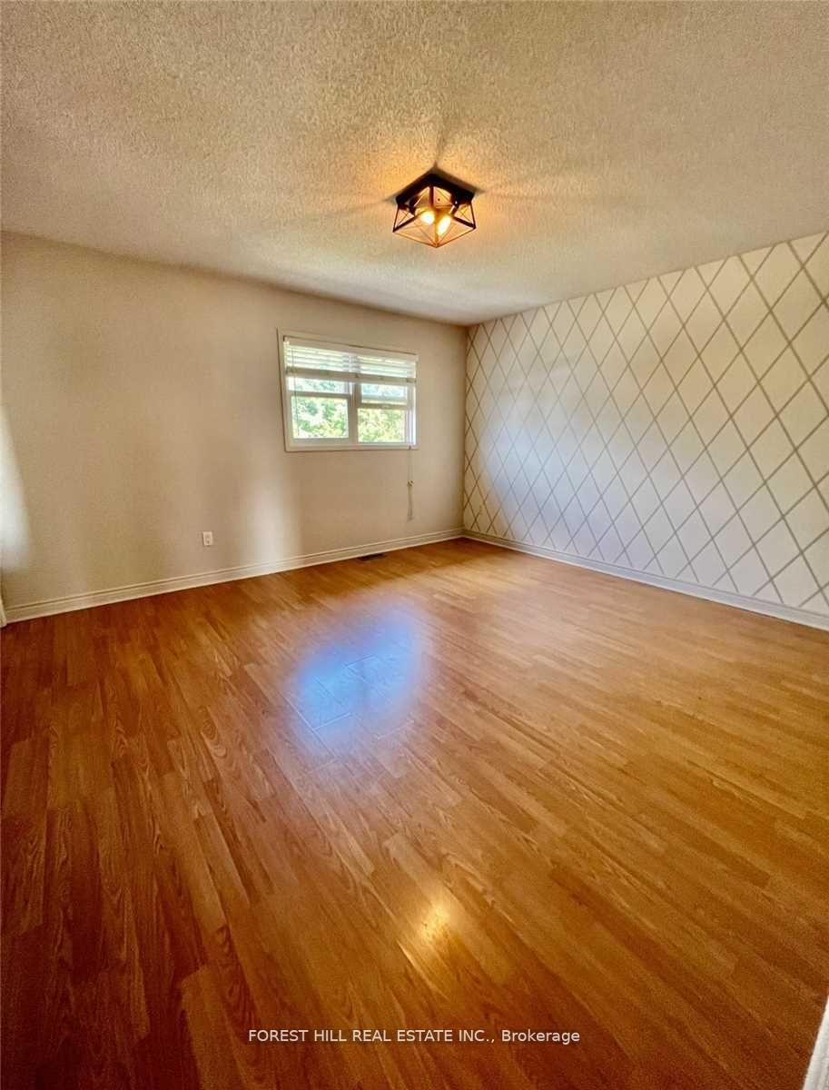 393 Pickering Cres