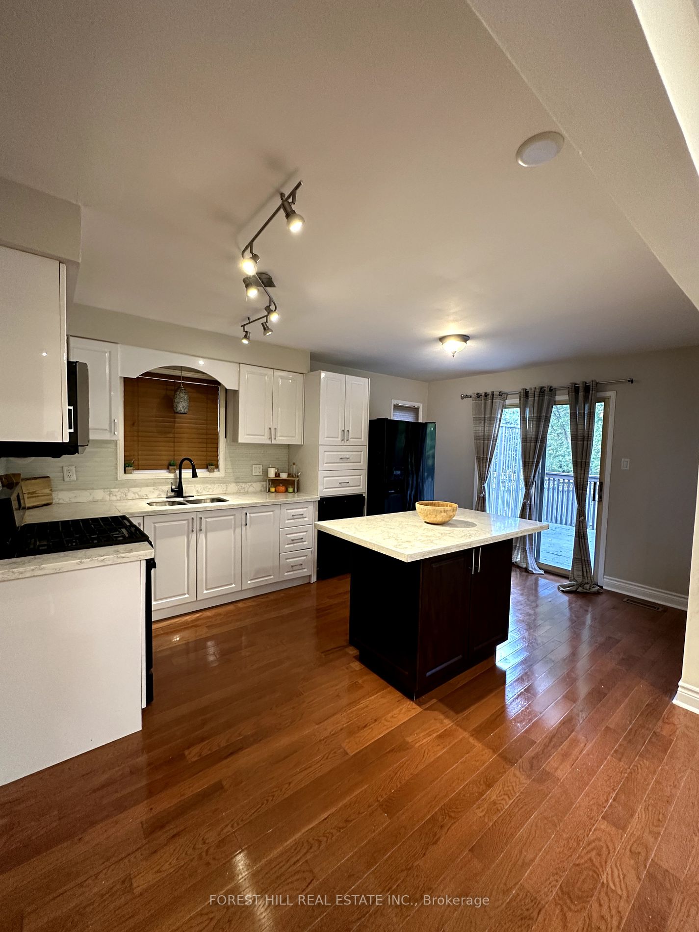 393 Pickering Cres