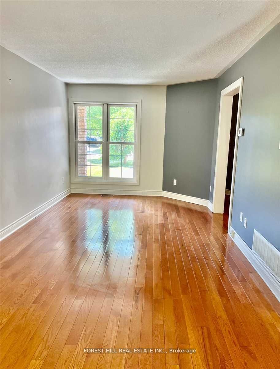 393 Pickering Cres