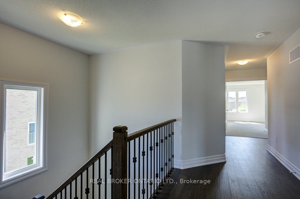 1546 Stovell Cres N