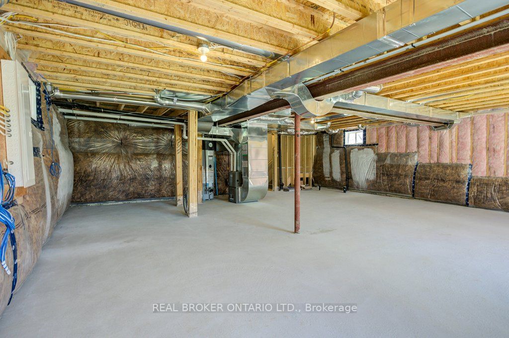 1546 Stovell Cres N