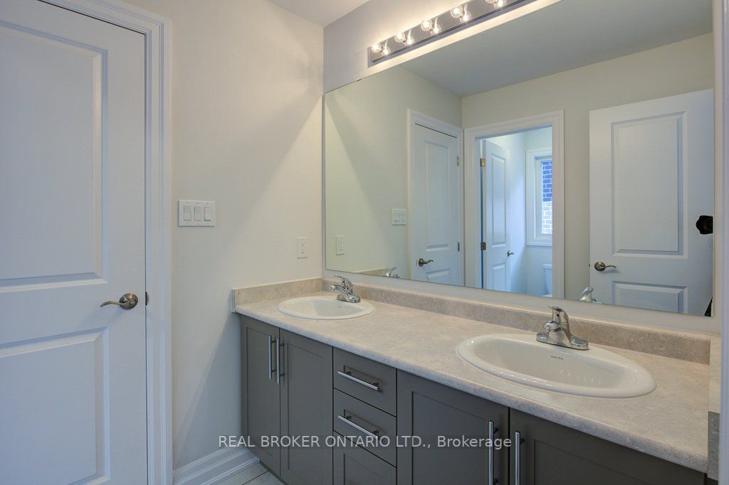 1546 Stovell Cres N