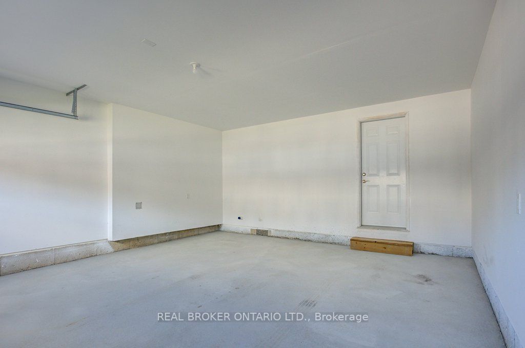1546 Stovell Cres N