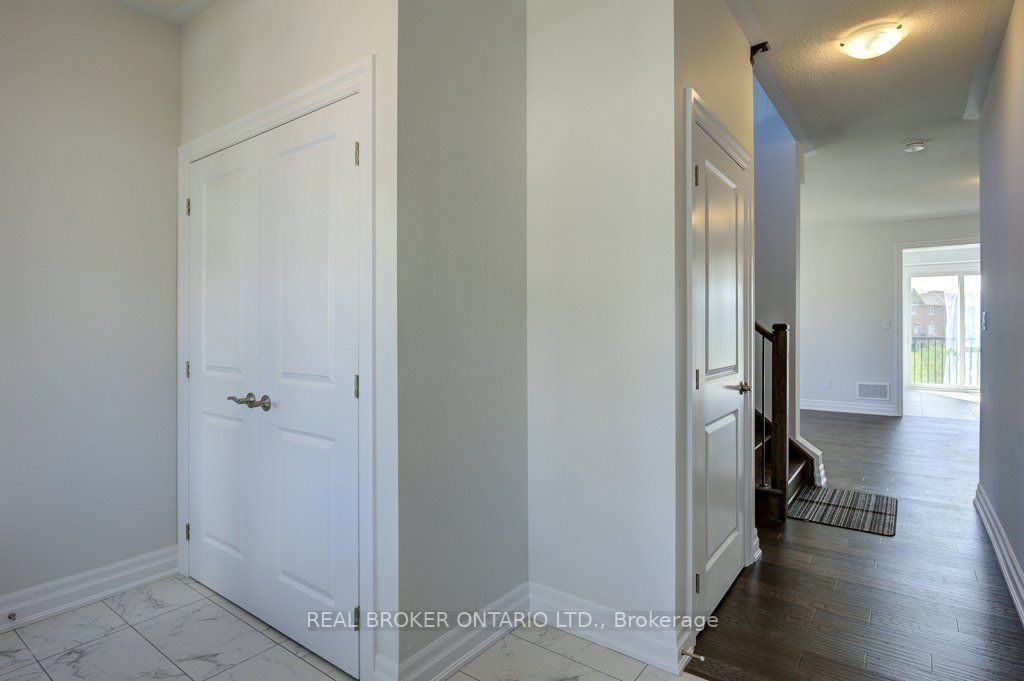 1546 Stovell Cres N