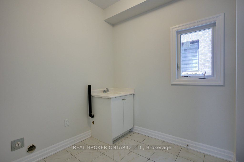 1546 Stovell Cres N
