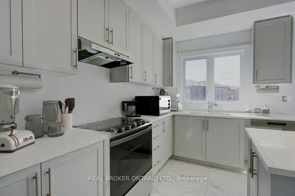 1546 Stovell Cres N