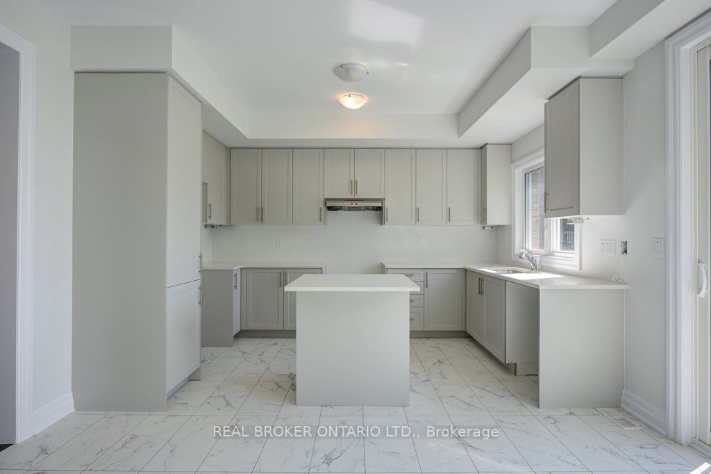 1546 Stovell Cres N