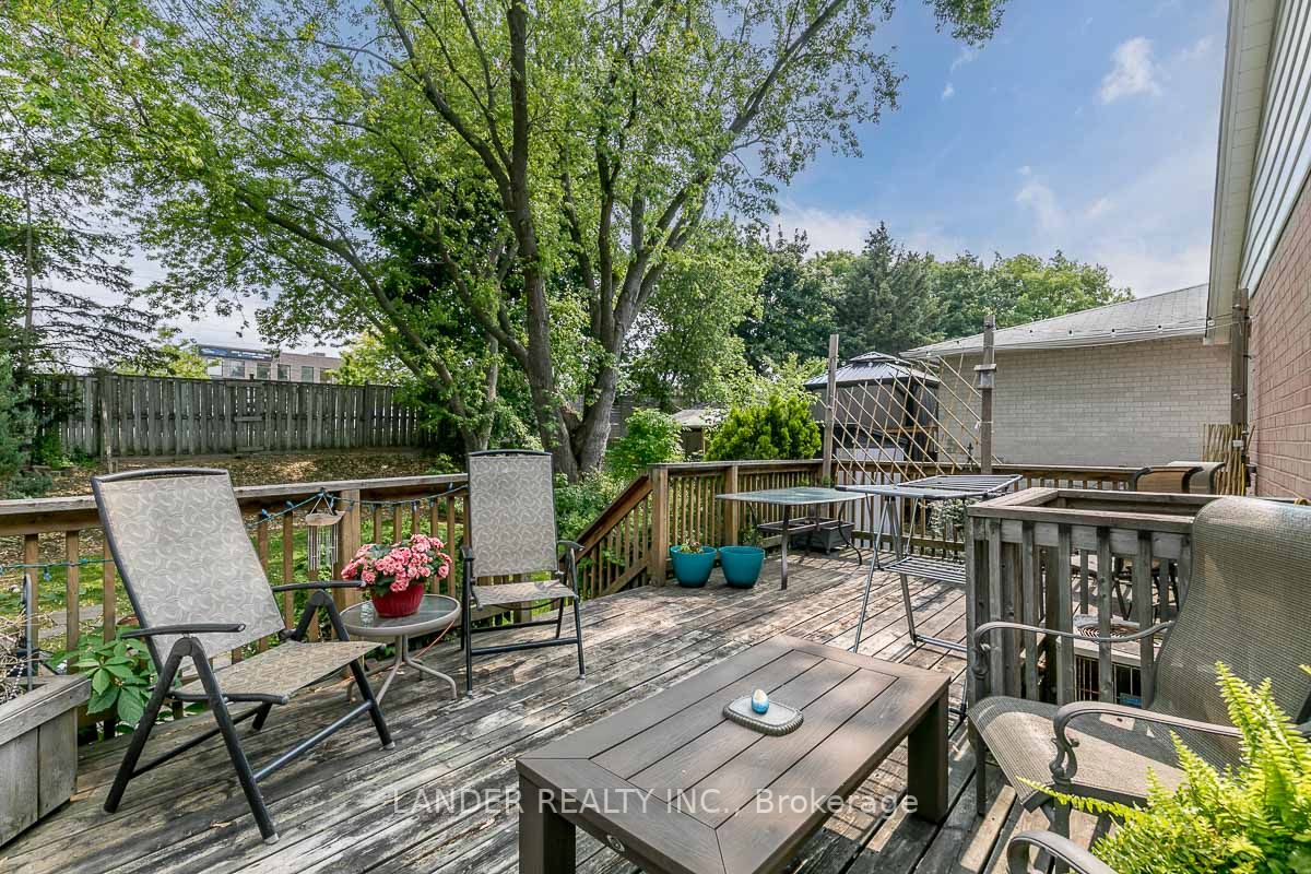 216 Currey Crescent
