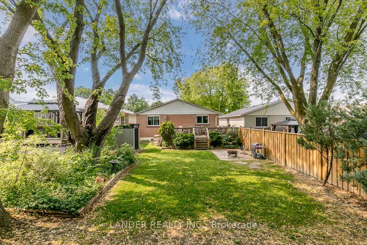216 Currey Crescent