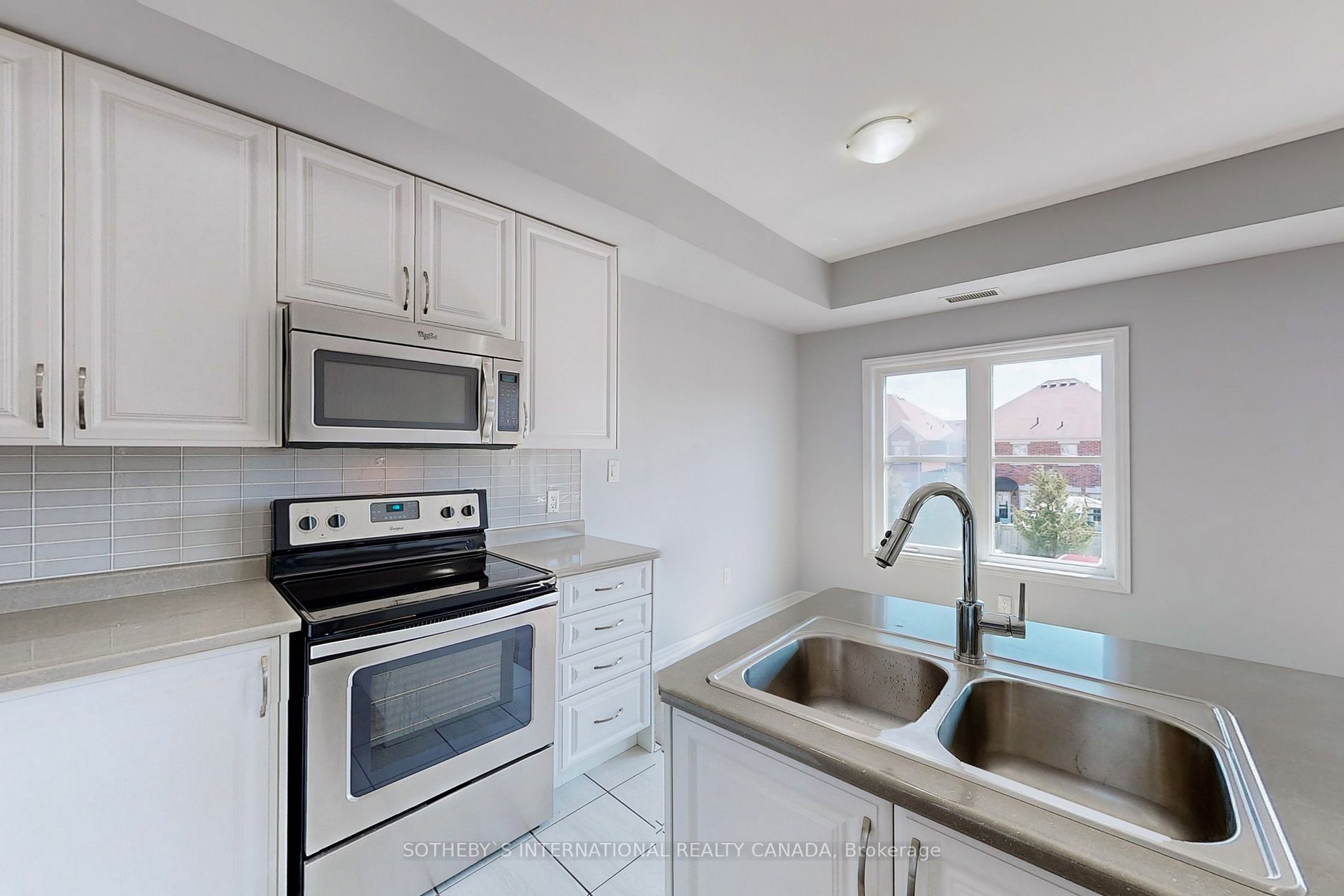 3905 Major Mackenzie Dr W, #214