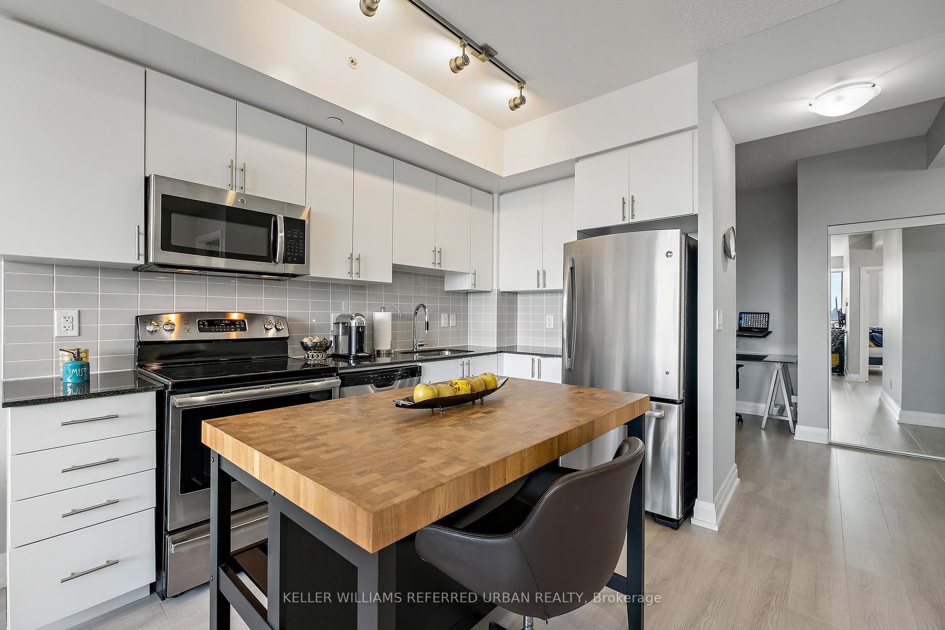 7165 Yonge St, #1407