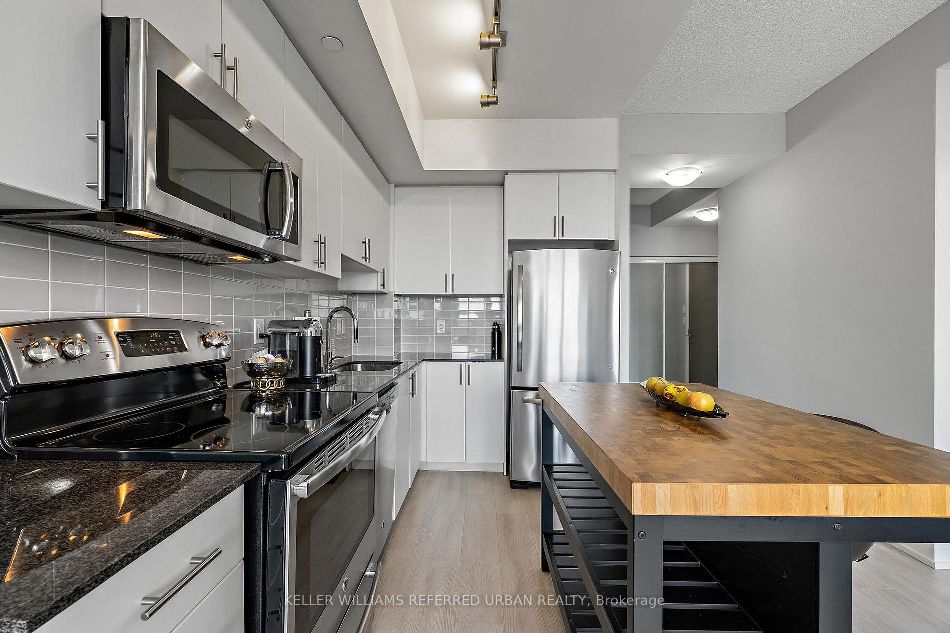 7165 Yonge St, #1407