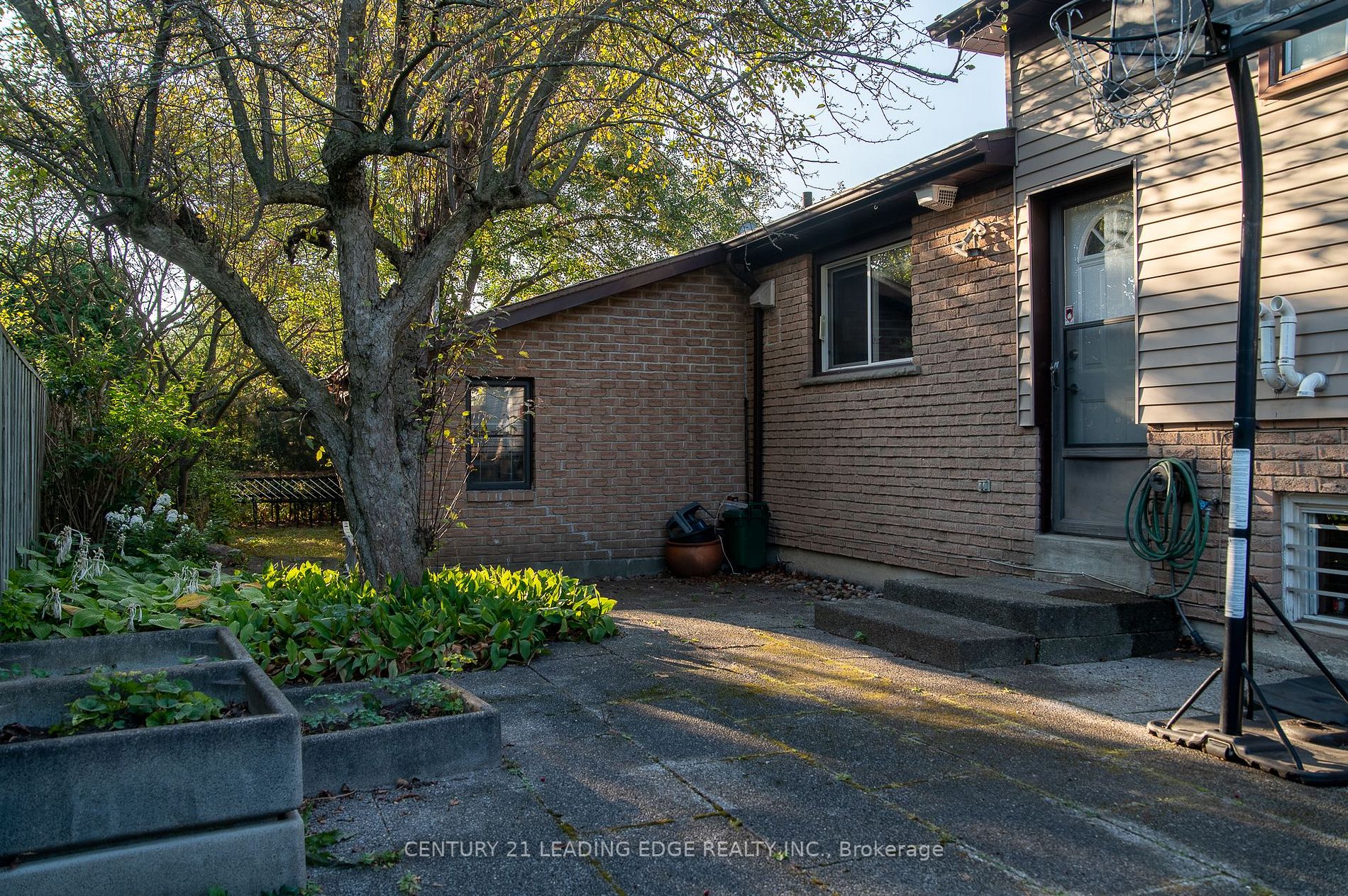 35 Sanderson Cres