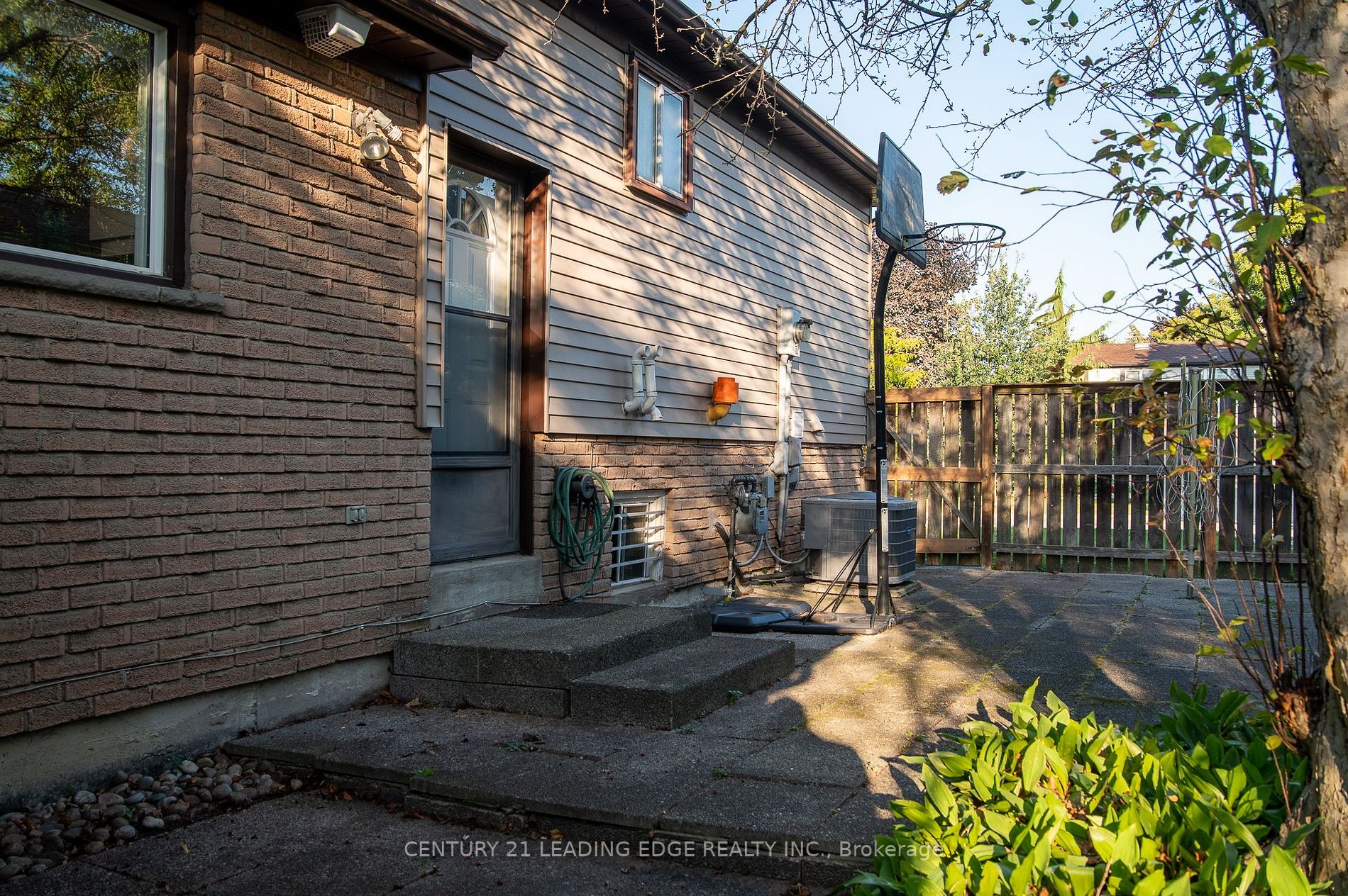 35 Sanderson Cres