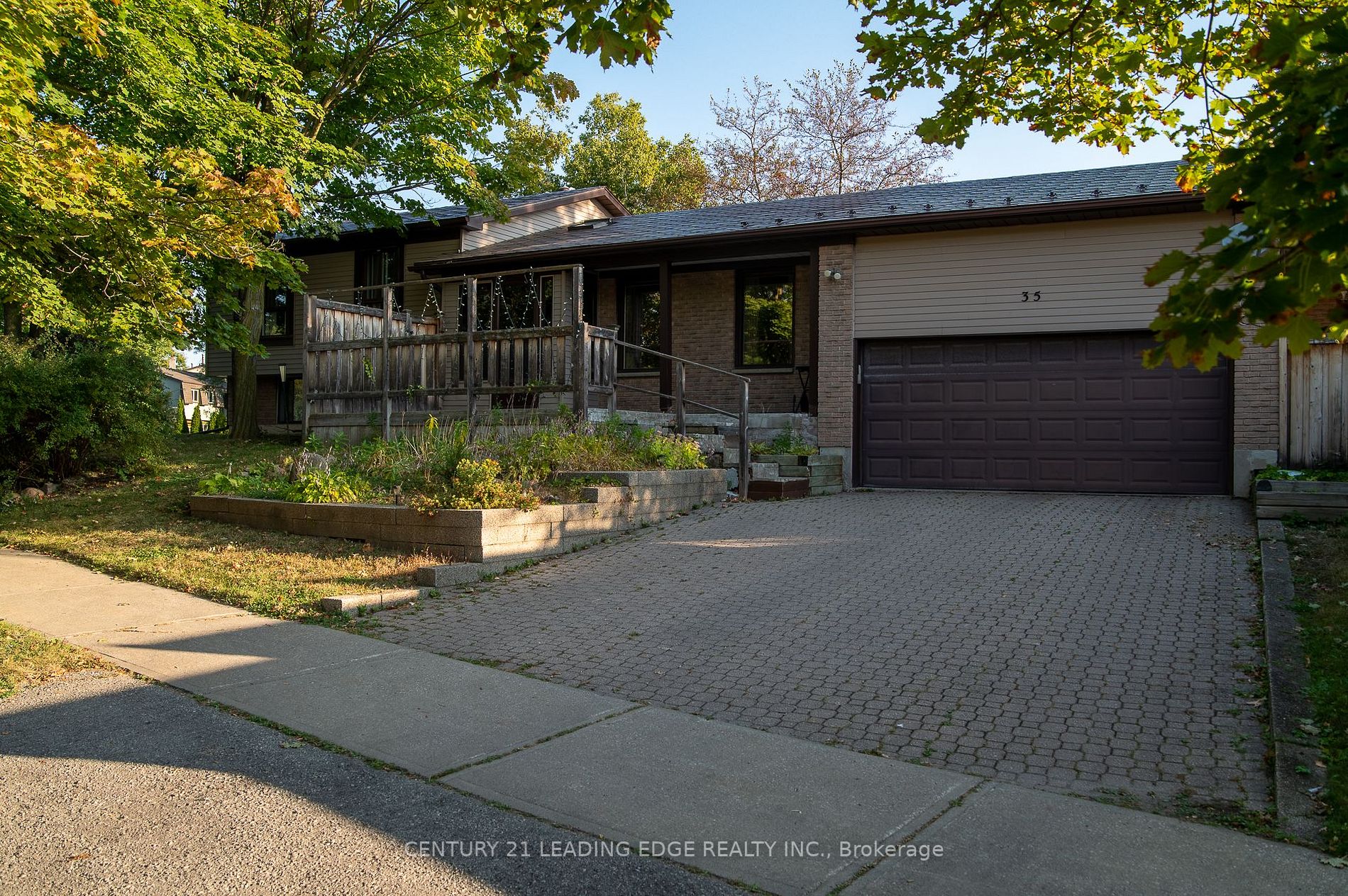 35 Sanderson Cres