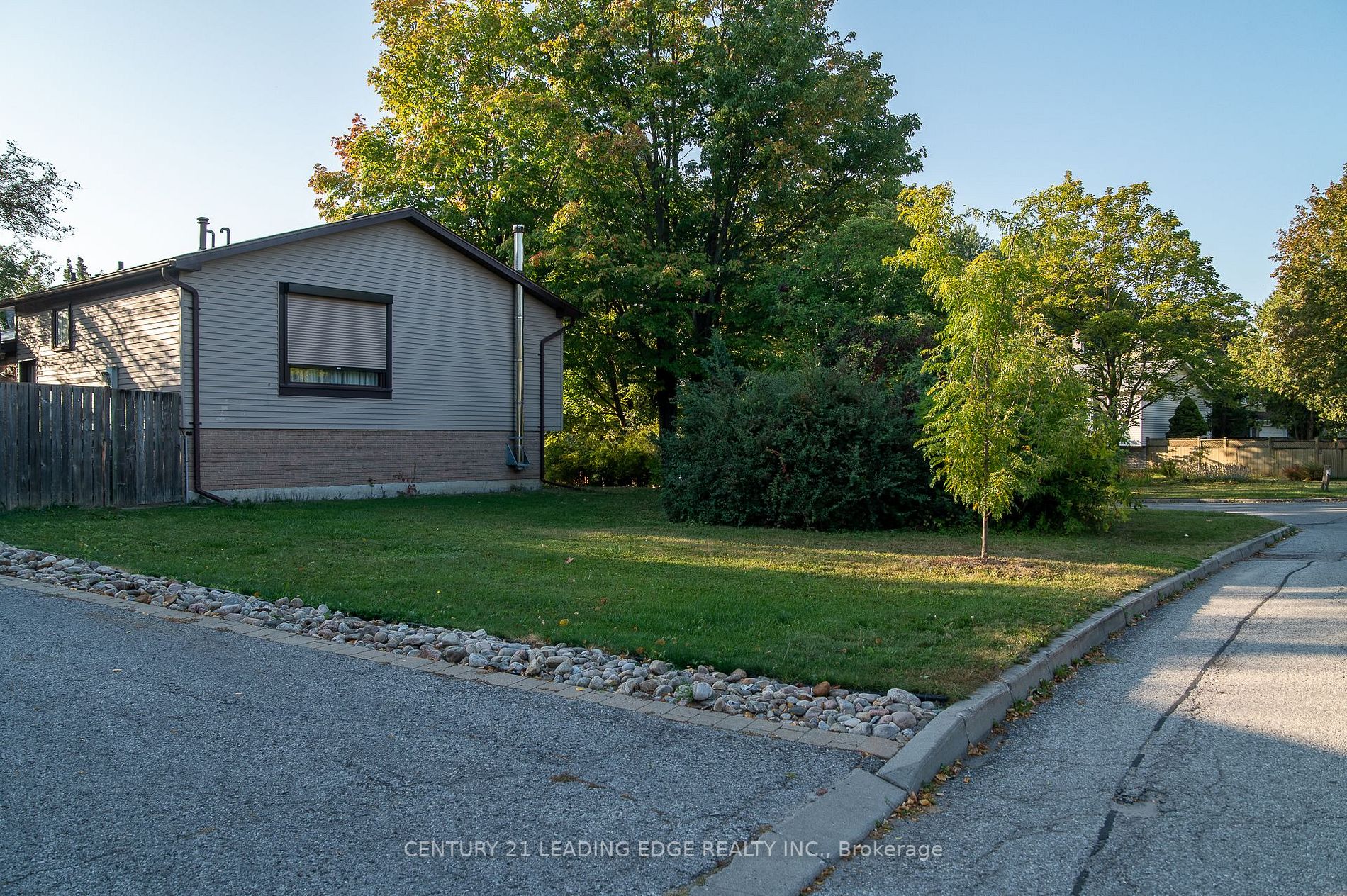35 Sanderson Cres