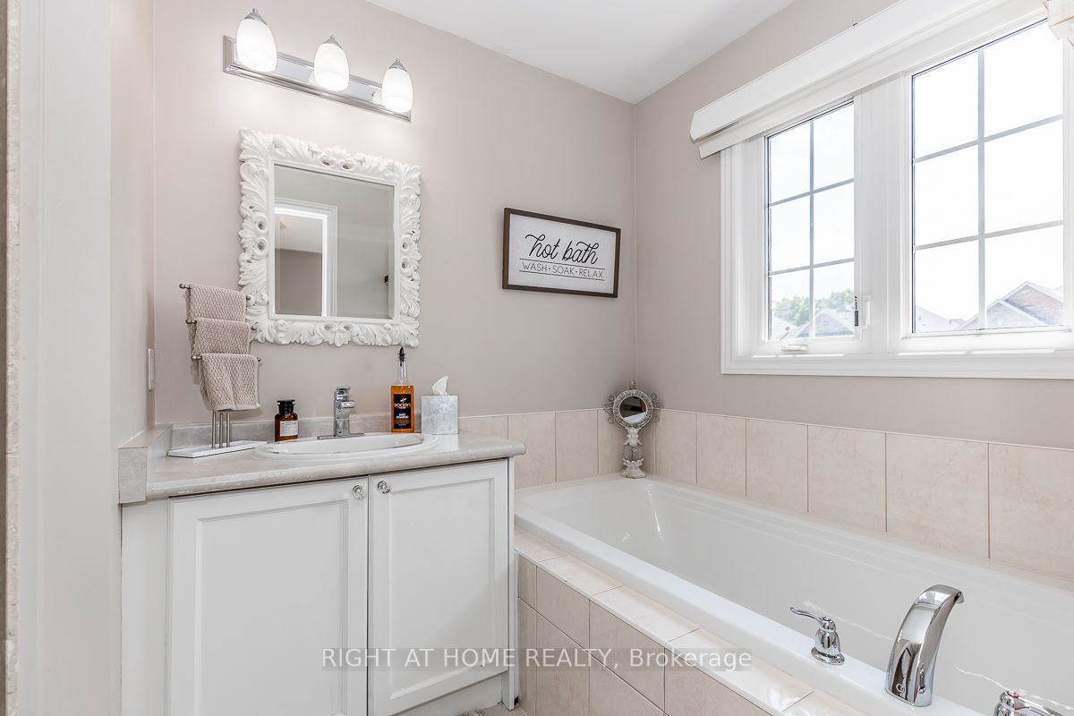 54 Donald Stewart Cres