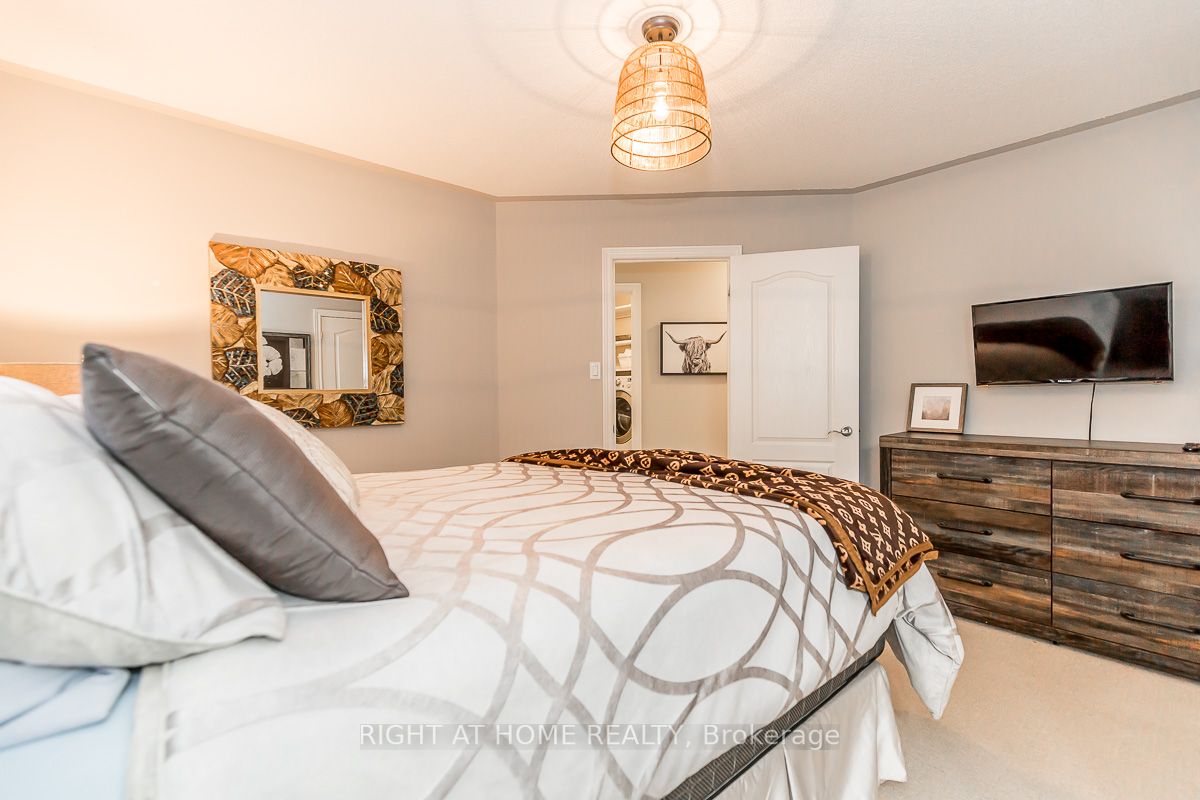 54 Donald Stewart Cres