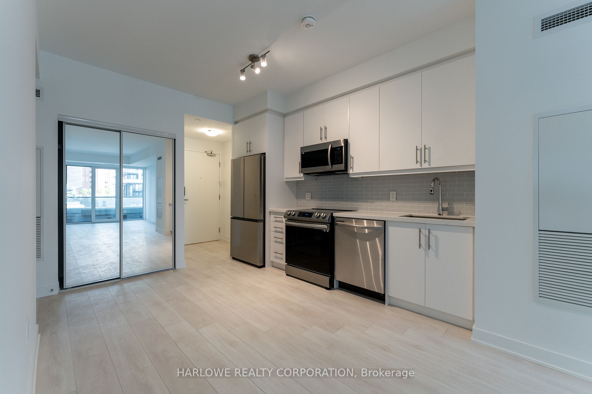 105 Oneida Cres, #302