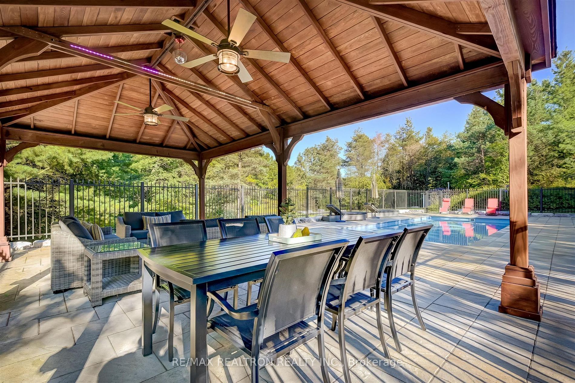 30 Kingswood Dr