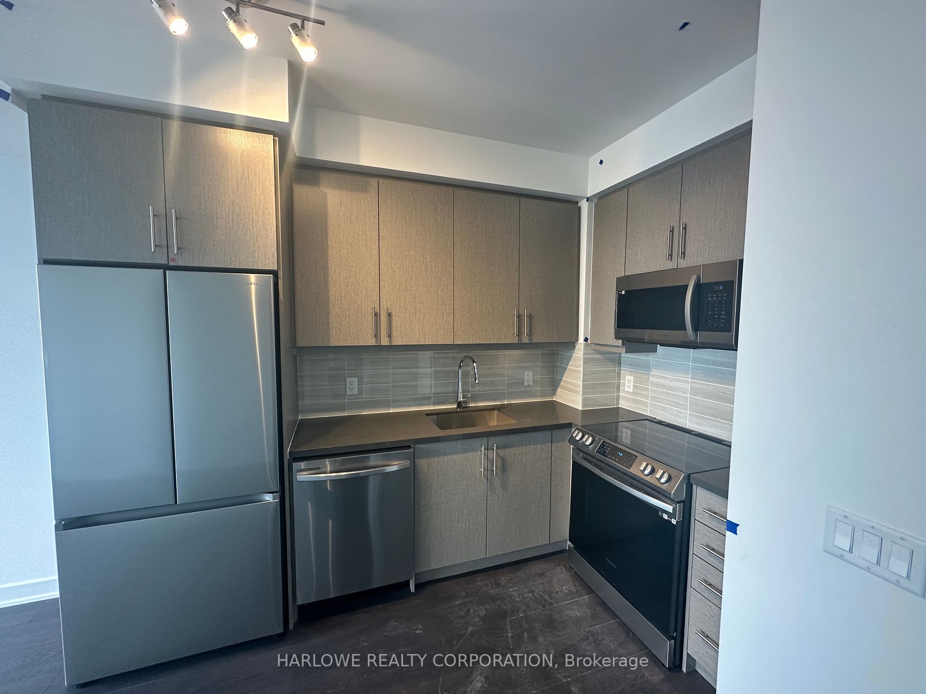 105 Oneida Crescent, #1904