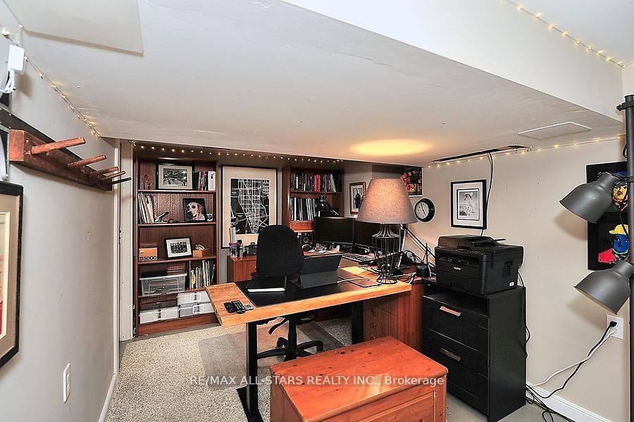 60 Meadowbrook Lane