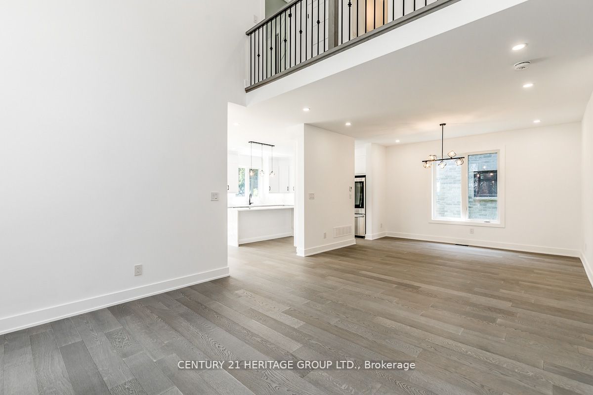 73 Nelson St W