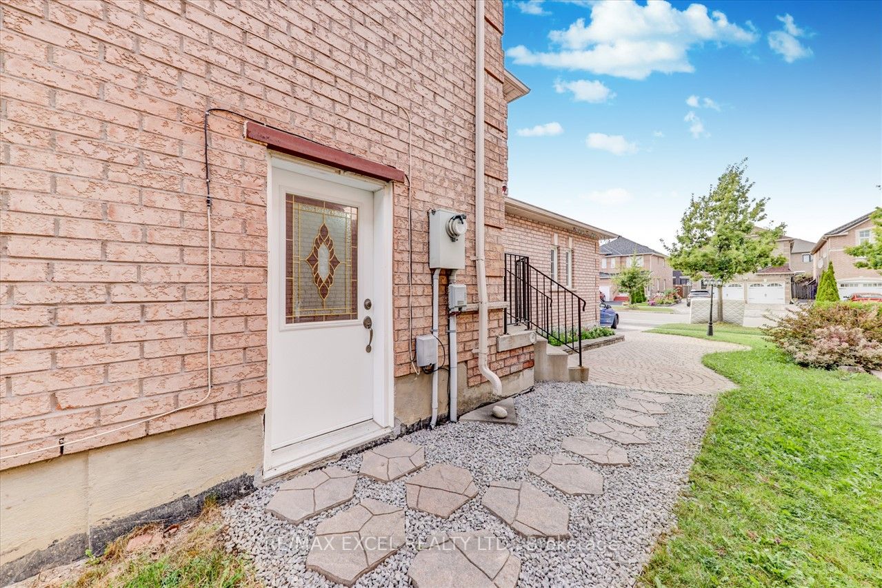 563 Highglen Ave