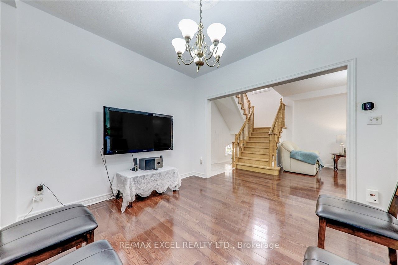 563 Highglen Ave
