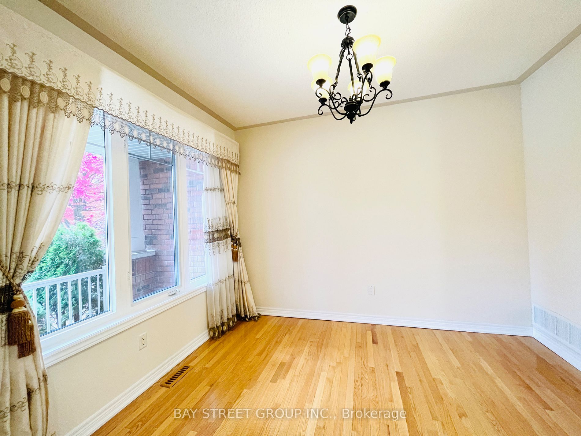 20 Thistle Ave