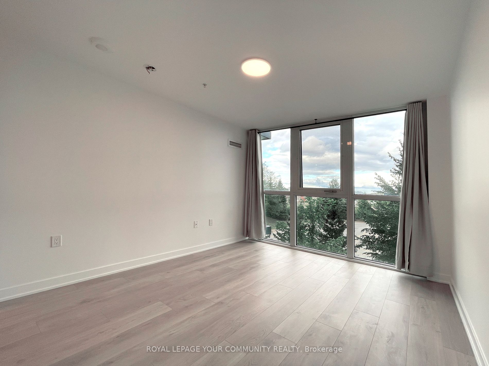 75 Oneida Cres, #306