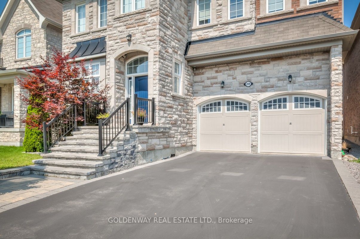 209 Degraaf Cres