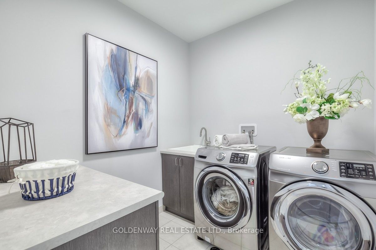 209 Degraaf Cres