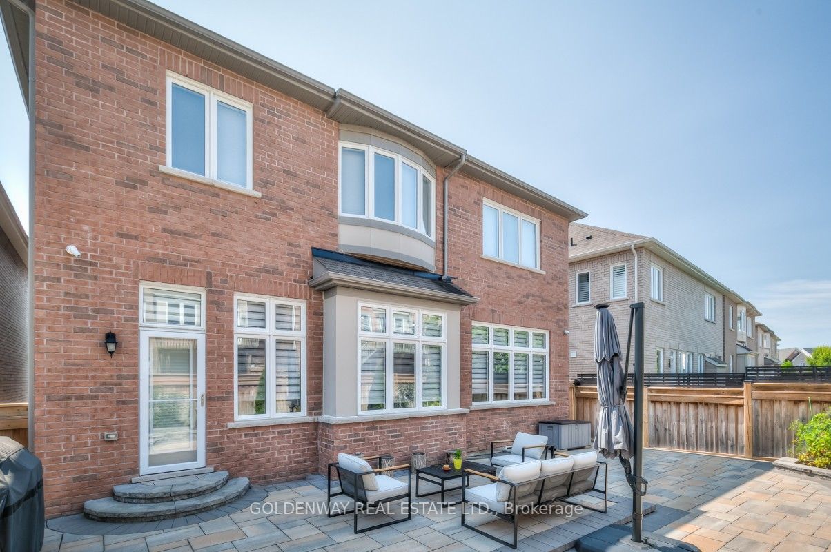 209 Degraaf Cres