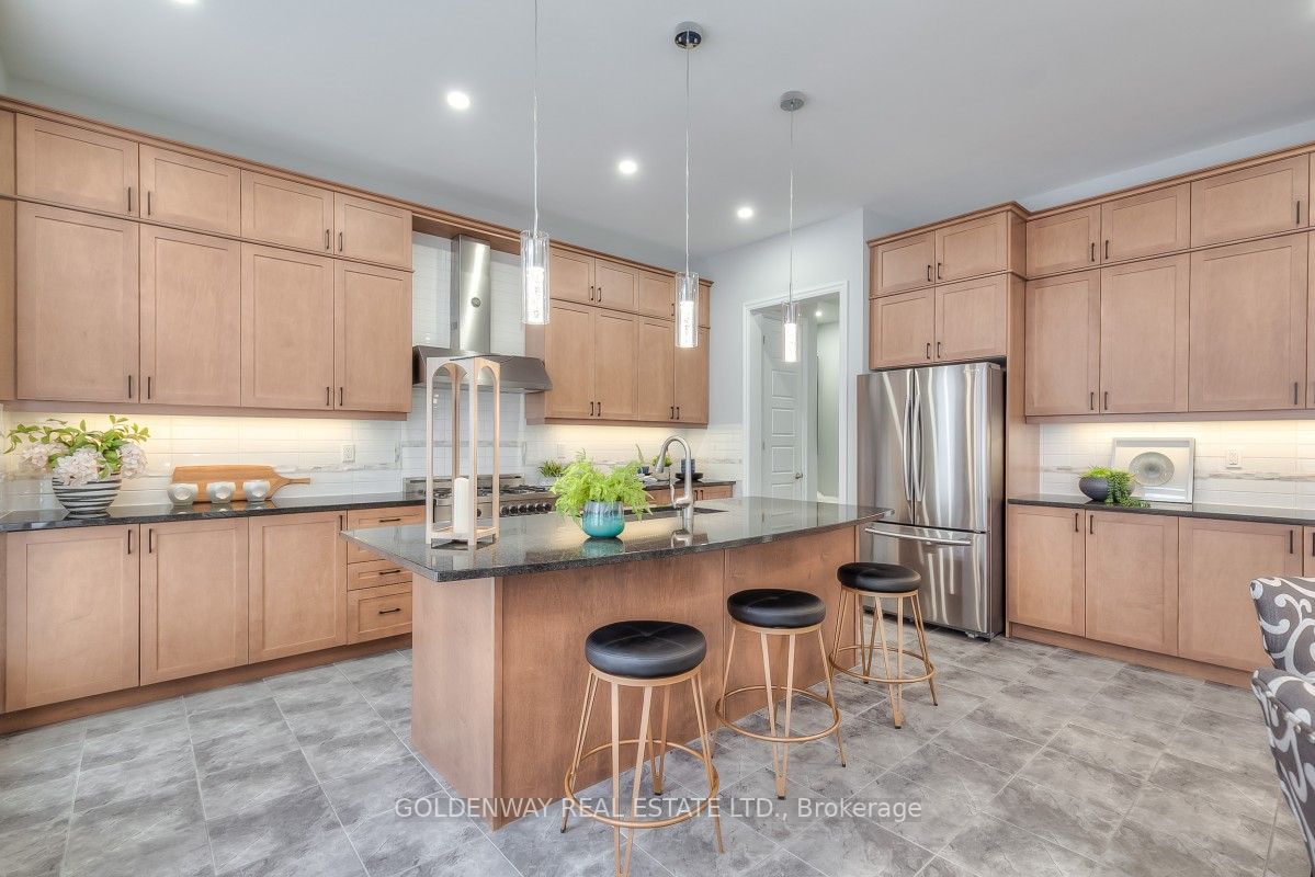209 Degraaf Cres