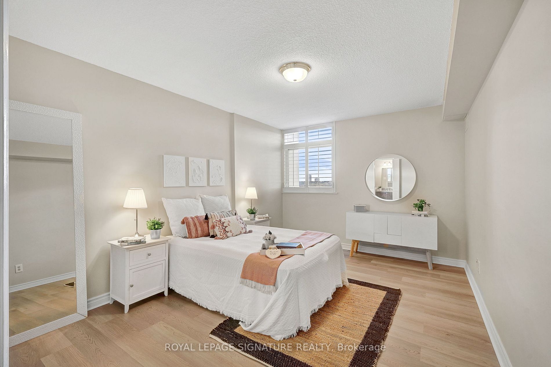 7811 Yonge St, #808