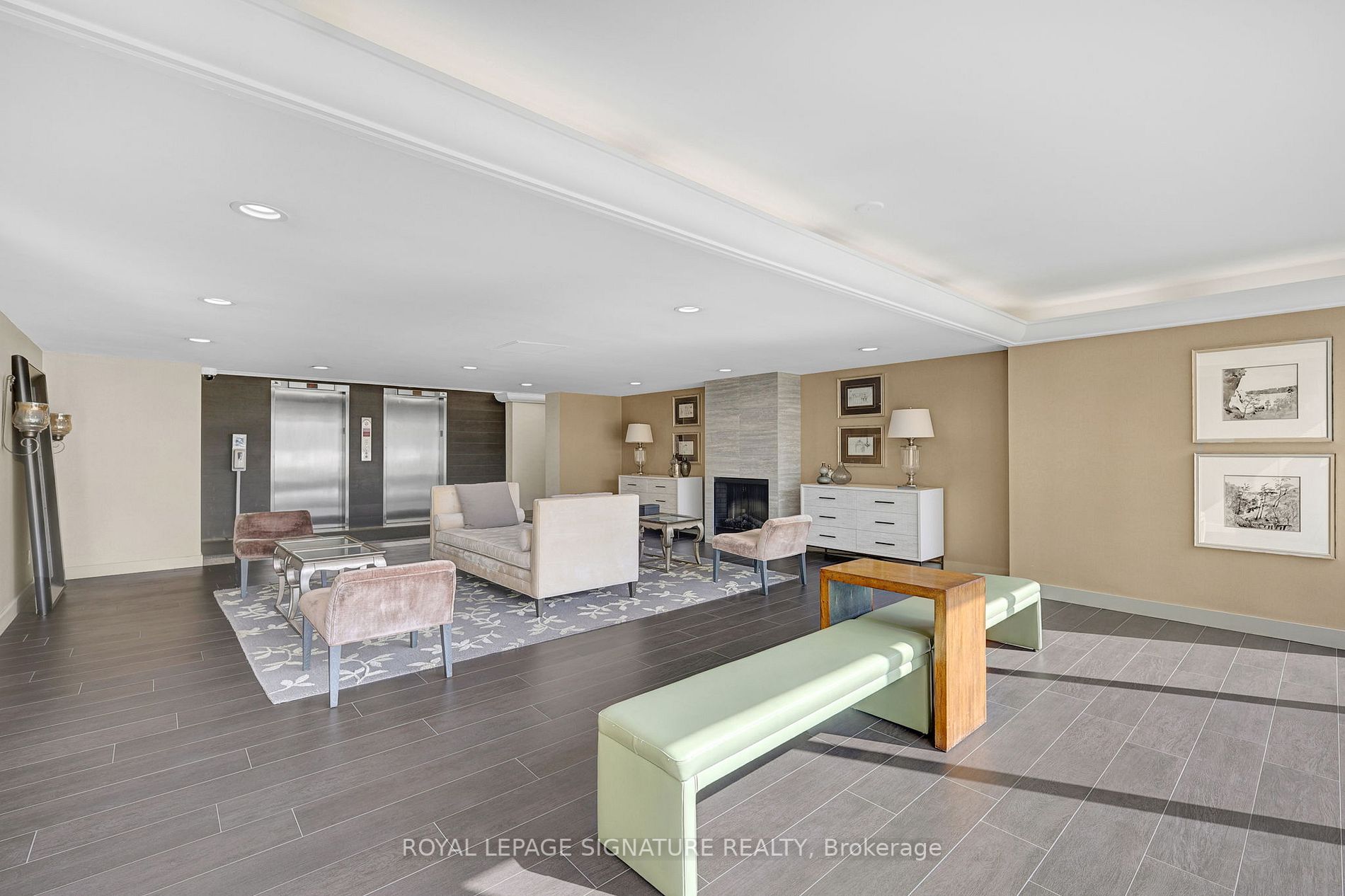 7811 Yonge St, #808