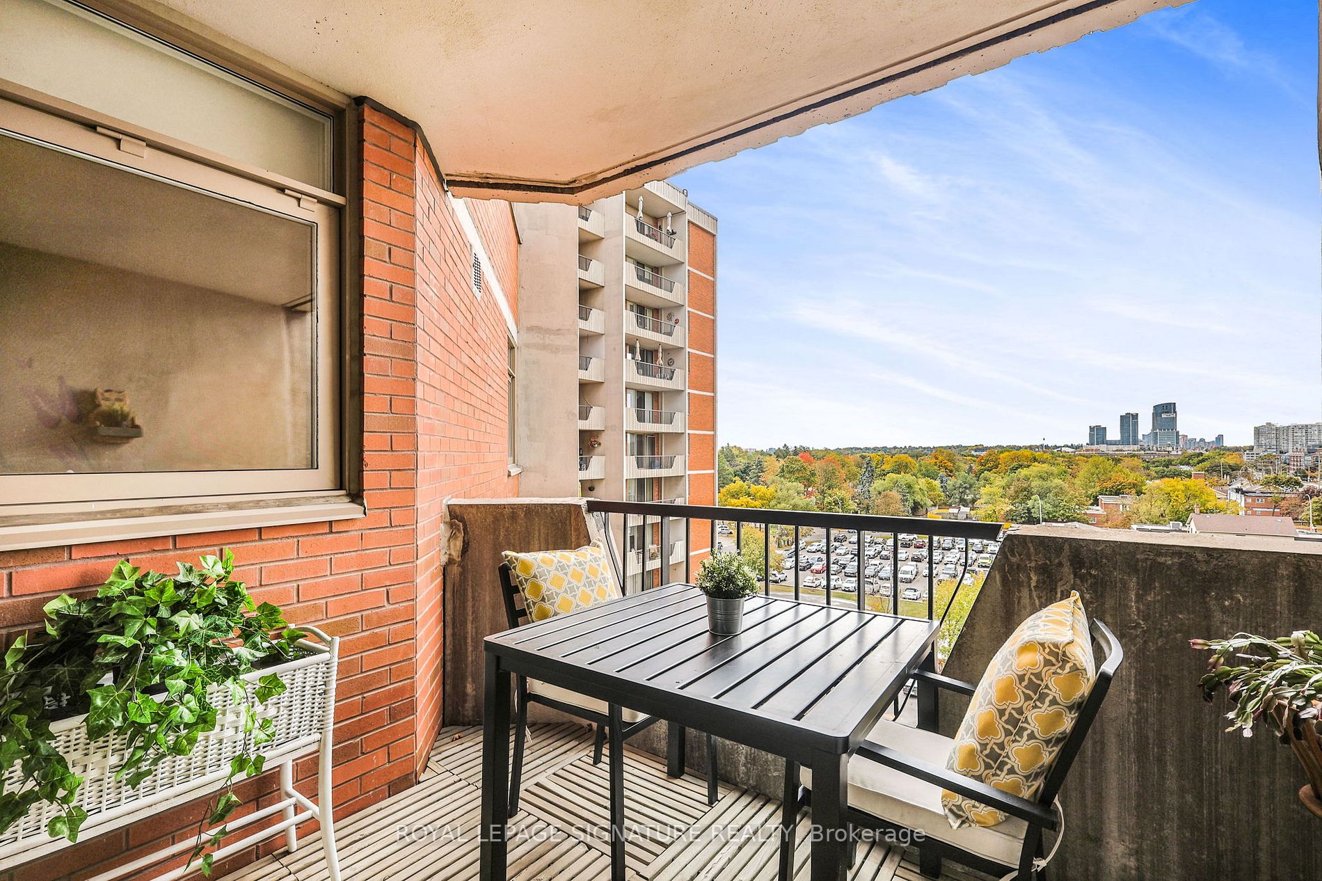 7811 Yonge St, #808