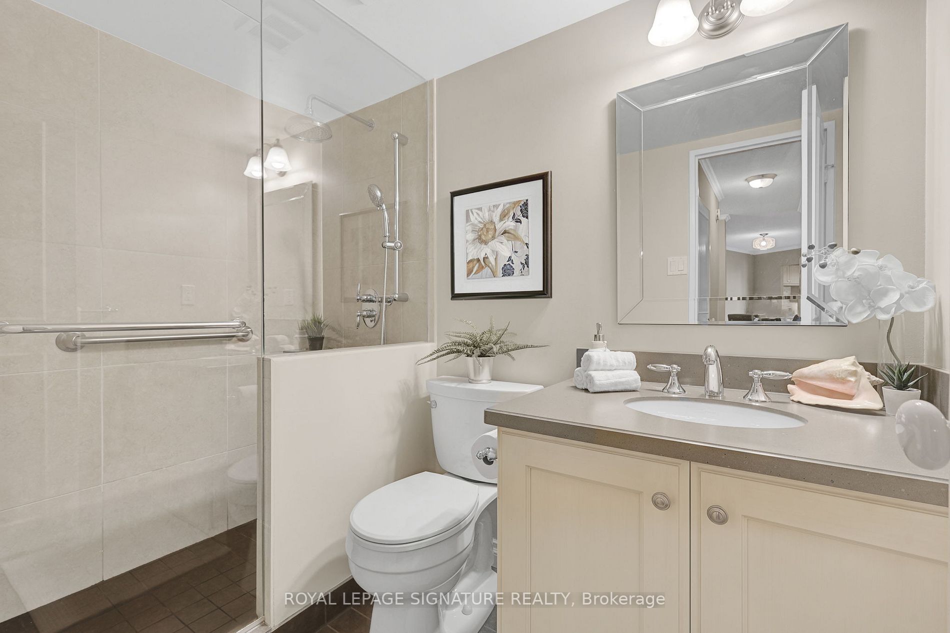 7811 Yonge St, #808